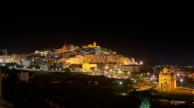 Geceleri Ostuni 'nin panoramik manzarası, güney İtalya, Apulia' daki beyaz şehir.