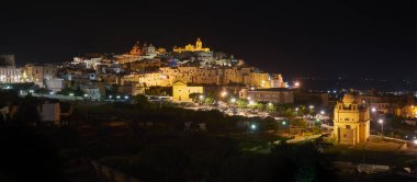 Geceleri Ostuni 'nin panoramik manzarası, güney İtalya, Apulia' daki beyaz şehir.