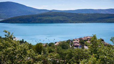 Sainte Croix du Verdon, Fransa ve çevresindeki dağların manzarası.