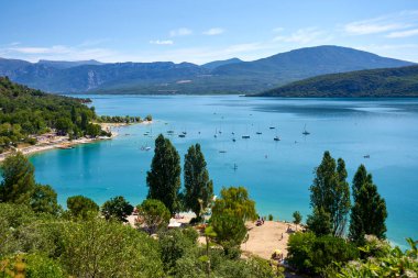 Sainte Croix du Verdon Provence Fransa ve çevresindeki dağların panoramik manzarası.