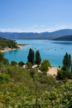 Sainte Croix du Verdon Provence Fransa ve çevresindeki dağların panoramik manzarası.