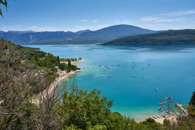 Sainte Croix du Verdon Provence Fransa ve çevresindeki dağların panoramik manzarası.
