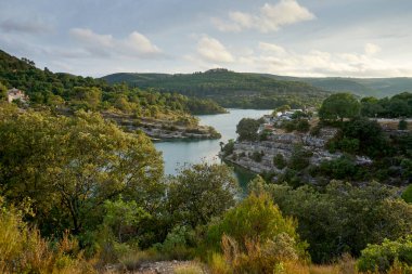 Fransa 'nın güneyindeki Provence Verdon bölgesinde gün batımında Lac d' Esparron kıyılarının görüntüsü .