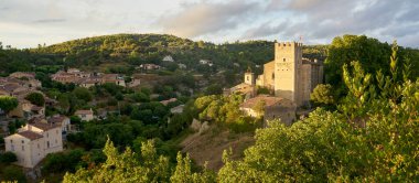 Fransa 'nın güneyinde Provence' deki Esparron du Verdon Kalesi ve ortaçağ köyünün manzarası .