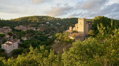 Fransa 'nın güneyinde Provence' deki Esparron du Verdon Kalesi ve ortaçağ köyünün manzarası .