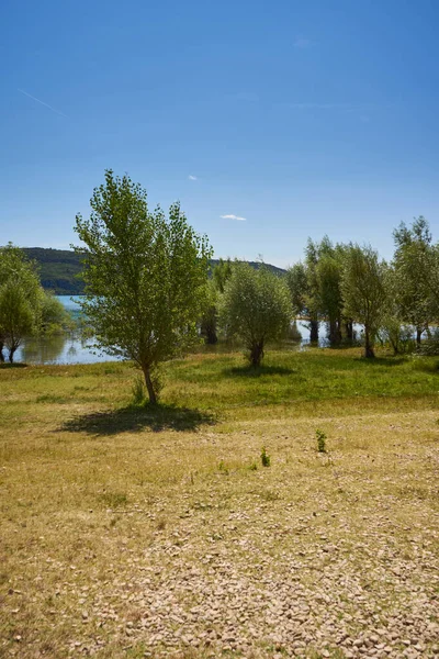 村のサント クロワ湖の洪水の木サント クロワ ベルドン ストック画像