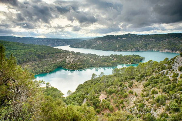 エスパルン湖とその周辺の植生の空中ビュー Esparron Verdon Provence France ロイヤリティフリーのストック写真