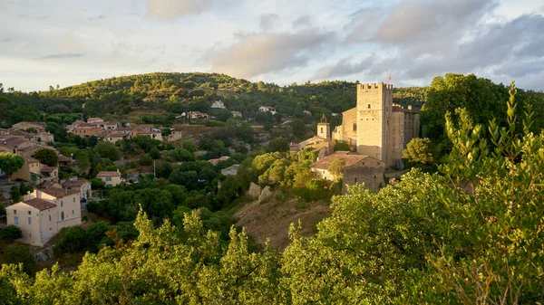 フランス南部のプロヴァンスにある城とエスパロン ヴェルドンの中世の村の眺め ロイヤリティフリーのストック写真