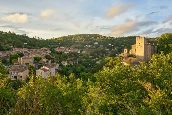 フランス南部のプロヴァンスにある城とエスパロン ヴェルドンの中世の村の眺め ストック写真