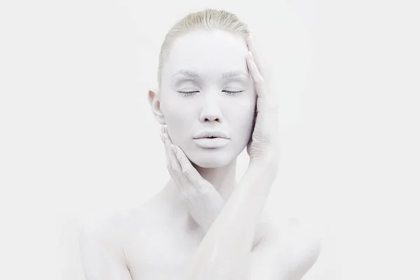 Gyönyörű Fehér Festékben Gyönyörű Szőke Lány Test Art — Stock Fotó