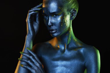 Resimli güzel bir kız. Mavi ve Yeşil Işık 'ta sanat portresi. Cadılar Bayramı makyajı. Peri güzeli, renkli genç kadın.