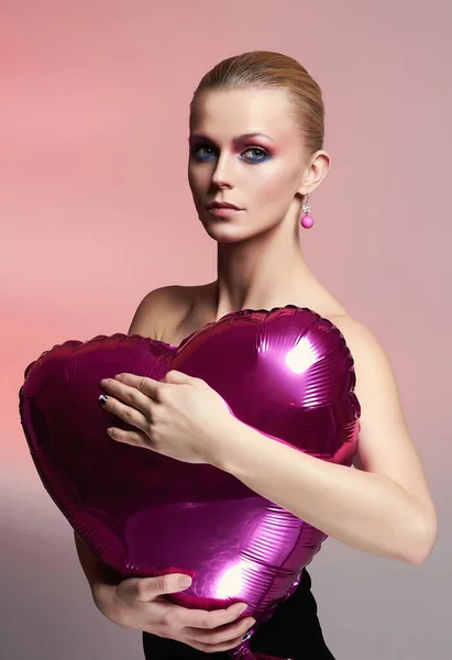 Vacker Flicka Med Hjärtformad Ballong Och Färgglad Makeup Skönhetsmodeporträtt Ung — Stockfoto