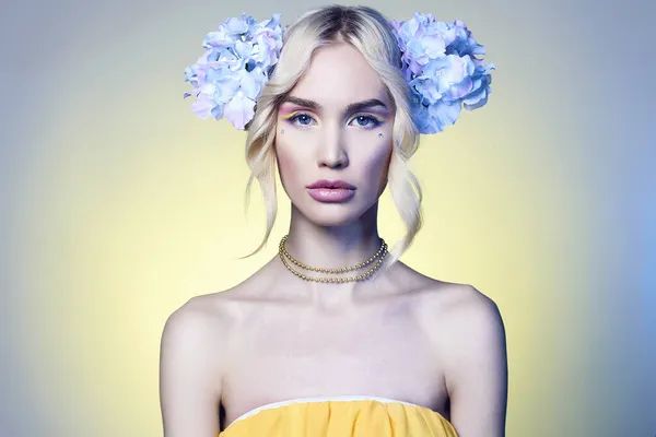 Modeporträt Der Schönen Blonden Jungen Frau Mit Blumen Bunte Schönheit — Stockfoto