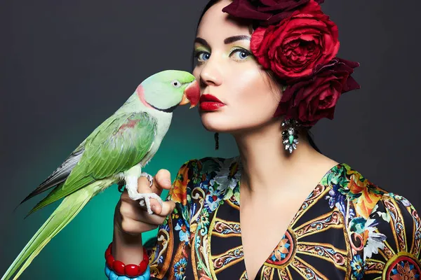 Piros Virágok Haj Gyönyörű Lány Színes Smink Papagáj Szépség Fiatal — Stock Fotó