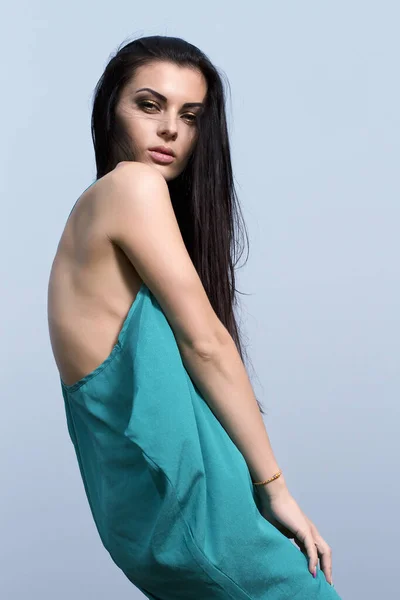 Seksualna Piękna Modelka Brunetka Młoda Kobieta Zewnątrz Pod Błękitnym Niebem — Zdjęcie stockowe