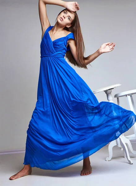 ブルーのドレスを着た美しい女の子 スタジオで活動中の若い女性 ダンサー — ストック写真