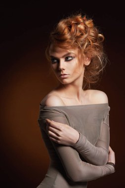 Makyajlı ve saç stili olan güzel bir kız. Güzel genç bayan.