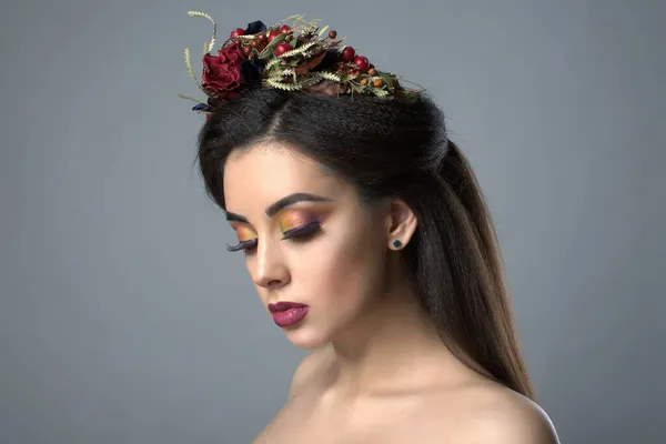 Retrato Moda Hermosa Mujer Joven Con Estilo Pelo Floral Primavera —  Fotos de Stock