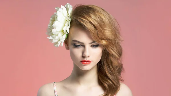 Mooie Blonde Jonge Vrouw Met Bloem Haren Schoonheid Voorjaar Meisje — Stockfoto