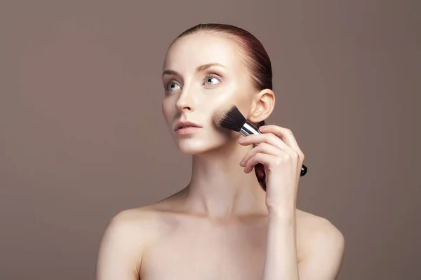 Retrato Belleza Mujer Joven Sosteniendo Cepillo Maquillaje Hermosa Modelo Chica Fotos De Stock