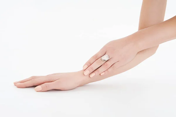 Mücevher Yüzüklü Kadın Eller Zole Edilmiş Bir Resim Vücut Parçaları — Stok fotoğraf