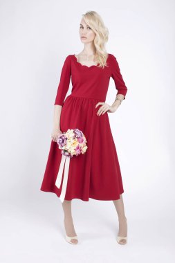 Çiçekli güzel sarışın bir kadının moda portresi. bahar renkleri kırmızı elbiseli güzel kız
