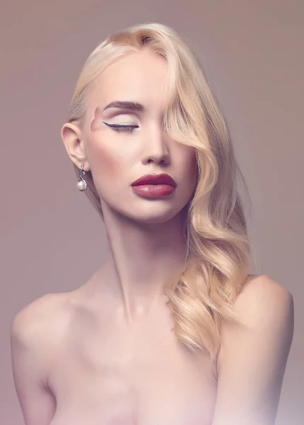 Retrato Moda Hermosa Chica Rubia Con Corazón Cara Maquillaje Belleza Imagen De Stock