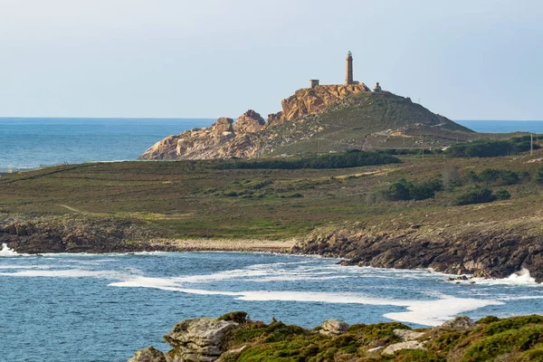 Galiçya kıyılarında deniz feneri olan deniz pelerini.