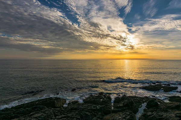 Galiçya sahillerinde bulutlu güzel ve renkli bir gün batımı manzarası