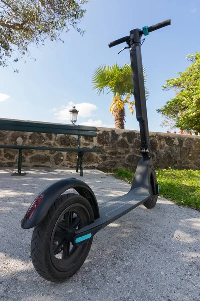 Elektrisk Sparkcykel Stadspark Med Bakhjul Förgrunden — Stockfoto