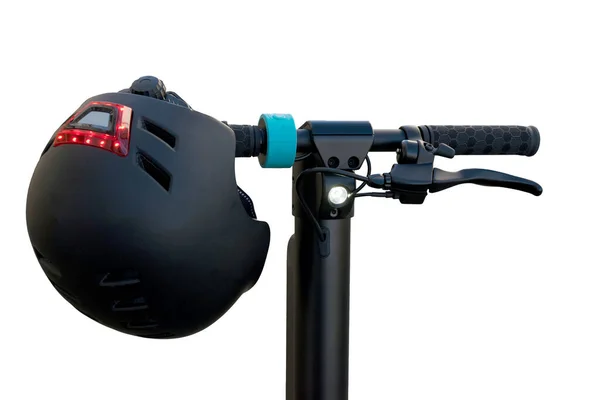 Beyaz arka planda izole edilmiş elektrikli scooter 'ın miğfer ve gidonu