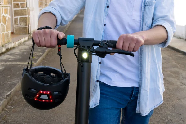 Image Recadrée Jeune Homme Avec Son Scooter Électrique Étui Suspendu — Photo