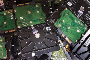 Geri dönüşüm için bir kutuya istiflenmiş mekanik sabit diskler