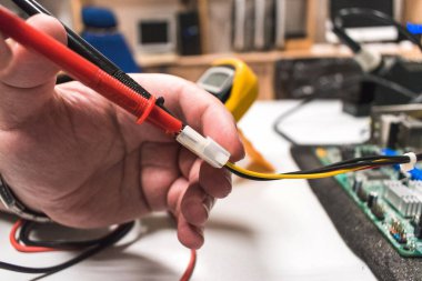 Bir bilgisayar anakartında teknik bir bilişim teknolojisi tarafından kullanılan çoklu metrenin ayrıntıları