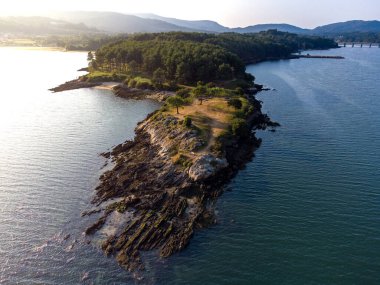  Boiro, Galiçya 'daki küçük Neixon kalesinin günbatımında çekilmiş etkileyici bir hava aracı fotoğrafı. Yüksek kalite fotoğraf