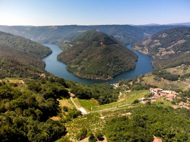 Ribeira Sacra 'da Cabo do Mundo' dan Mino Nehri 'nin muhteşem yamaçlarının hava aracı fotoğrafı..