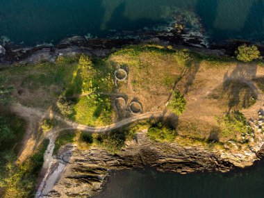  Boiro, Galiçya 'daki küçük Neixon kalesinin günbatımında çekilmiş etkileyici bir hava aracı fotoğrafı. Yüksek kalite fotoğraf