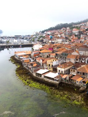 İspanya, Galiçya 'daki Combarro' nun hava gözlem insansız hava aracı. Telif uzayı bulutlu bir günde. Dikey fotoğraf