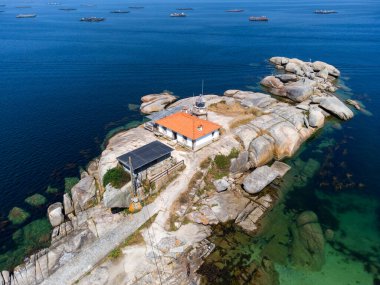 Galiçya, İspanya 'daki Illa de Arousa' daki Punta Cabalo Deniz Feneri 'nin hava dron görüntüsü. Uzayı Kopyala