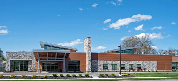 Modern Brown Building Gray Stone Accents — Photo