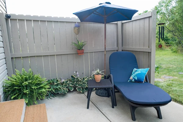 Eigentumswohnung Außenterrasse Mit Blue Chaise Lounge Und Sonnenschirm — Stockfoto