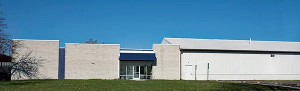 Generiek Grijs Bedrijfsgebouw Met Blauwe Luifel — Stockfoto
