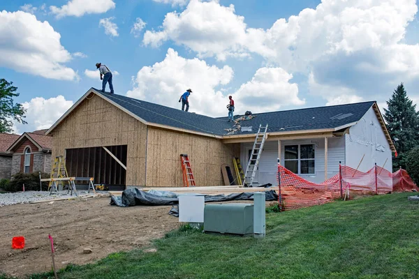 Рабочие Накрывают Крышу Новым Модульным Домом — стоковое фото