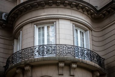 Eski tarihi binanın ön cephesi. 