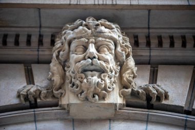 Eski tarihi binanın ön cephesi. 