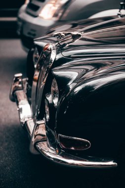 Bir arabanın farını kapat. 