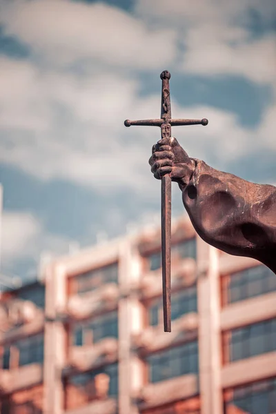 Statue Mit Einem Schwert Aus Nächster Nähe — Stockfoto