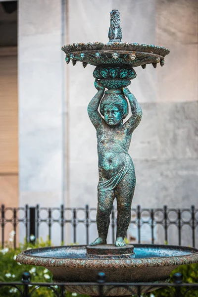 Άγαλμα Ενός Όμορφου Σιντριβάνι Στο Πάρκο — Φωτογραφία Αρχείου