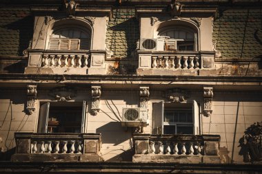 Eski tarihi binanın ön cephesi. 