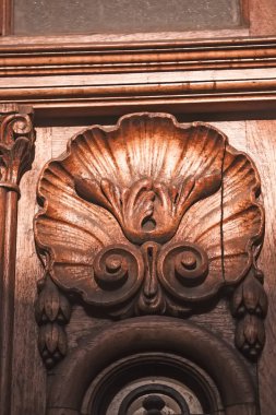 Eski tarihi binanın ön cephesi. 